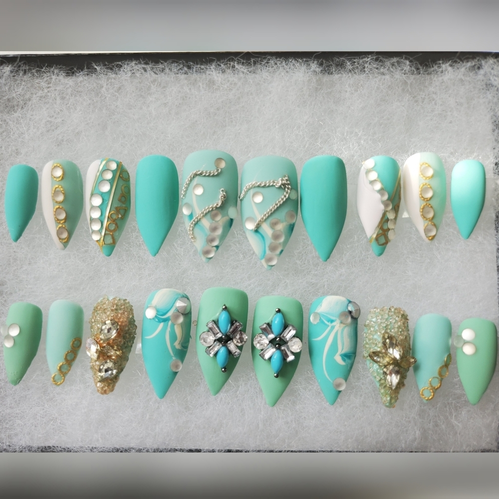 Luxurious press-on Nails - Picture 7 of 13